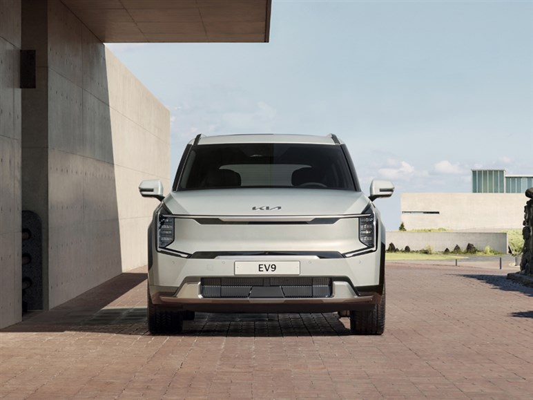【独占】ルノーやシトロエン、フィアットの脅威に？ Bセグで400km以上走るキア最小SUV「EV2」のプロトタイプ画像を入手