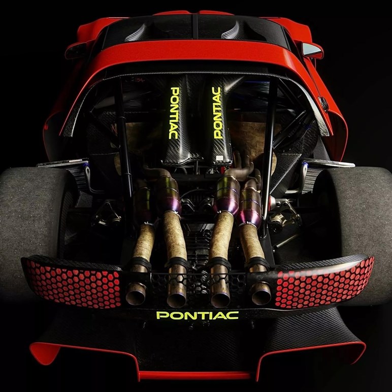 フェラーリと米マッスルカーの究極融合。ジャガーデザイナーが描く“狂気のV12スーパーカー”が話題