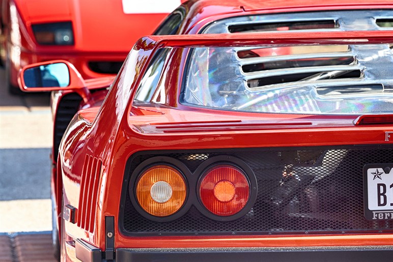 フェラーリと米マッスルカーの究極融合。ジャガーデザイナーが描く“狂気のV12スーパーカー”が話題