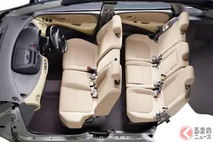 日産の斬新「“2列6人乗り”ワゴン」が凄い！ “前席3人乗り”シート＆「リッター23キロ」走るメーカー初の「低燃費モデル」も！ 全長4.3mちょうどいいボディの「ティーノ」って？