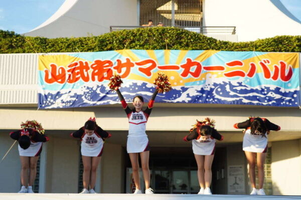 え？ JALのCAが本気の「チアダンス」だと…!?→見た目も踊りも“ガチ”で躍動 まさかの“外房の夏祭り”に出現の珍景