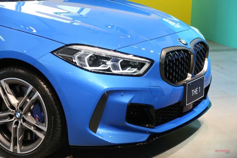 実車　新型BMW 1シリーズ　M135i　FF（前輪駆動）化された小型ハッチバックの狙いは？