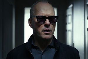 マイケル・キートンが語る演技論「努めて何もしないようにする」──映画『殺し屋のプロット』インタビュー