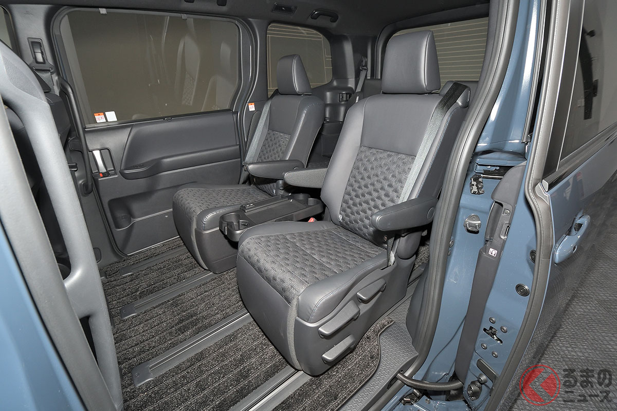 トヨタ新型ミニバンで 車中泊 出来る 8人仕様が寝やすい 新型 ノア ヴォクシー での寝方とは くるまのニュース 自動車情報サイト 新車 中古 車 Carview