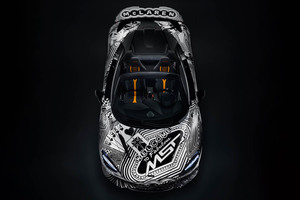 ラスベガスを“モノクロ”で表現。マクラーレンMSOの新作「750S プロジェクトVIVA」は、ノリスとピアストリが参加した「走るスケッチ」