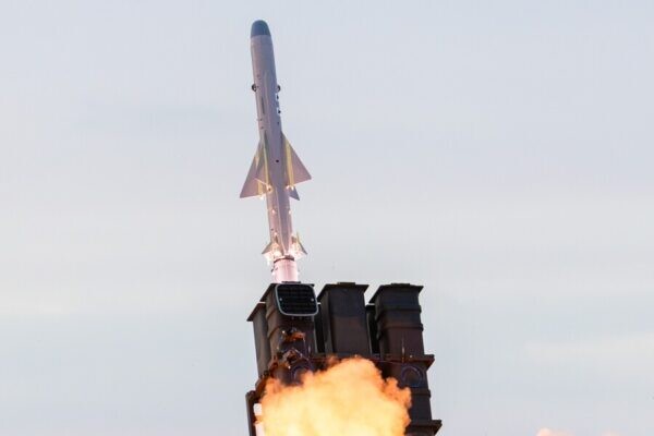 発射器から「ドヴァァァッ!!」 陸自“離島防衛の切り札”が豪州で実弾射撃 じつは2年前にも