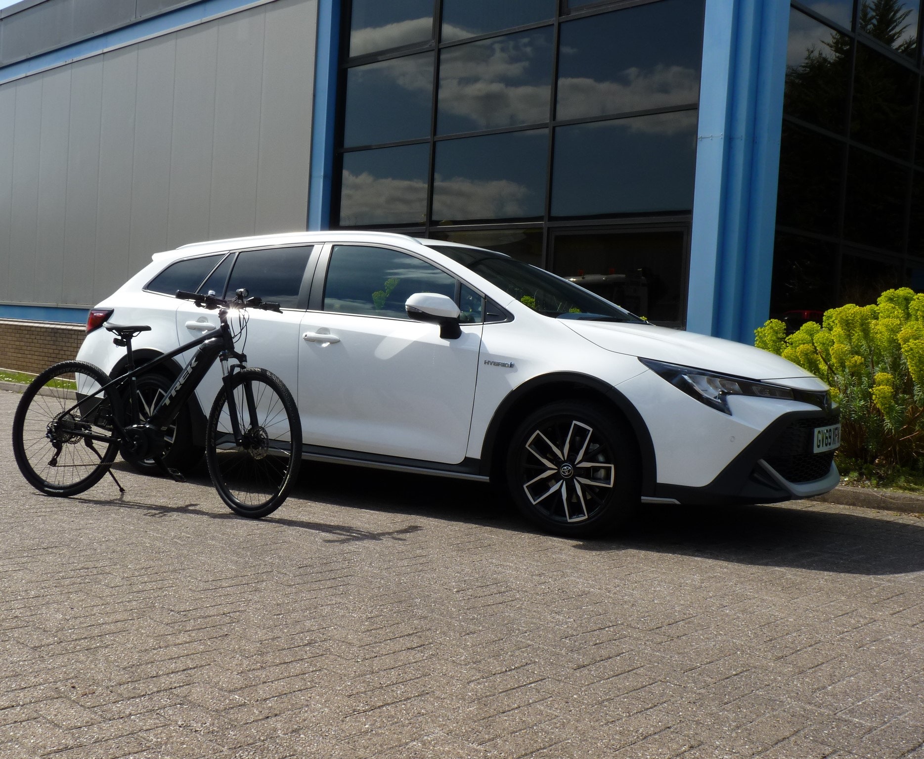 トヨタと自転車メーカー トレック がコラボしたカローラ ツーリングのクロスオーバー モデル 英国仕様の登場で日本導入可能性も Gq Japan 自動車情報サイト 新車 中古車 Carview