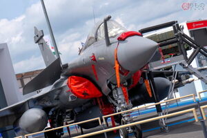 世界初公開！ 印パ紛争で注目のフランス戦闘機「新モデル」披露！ 見た目の違いはドコ？