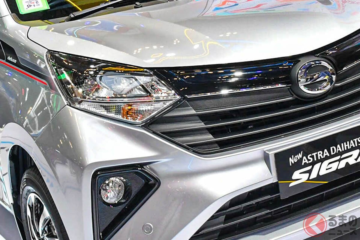 約127万円で“7人乗り”！ ダイハツ最新型「“コンパクト”ミニバン」公開！ 全長4m級の「ちょうどいいサイズ」採用＆スライドドア非搭載！ 国民的モデル「シグラ」尼国に出現