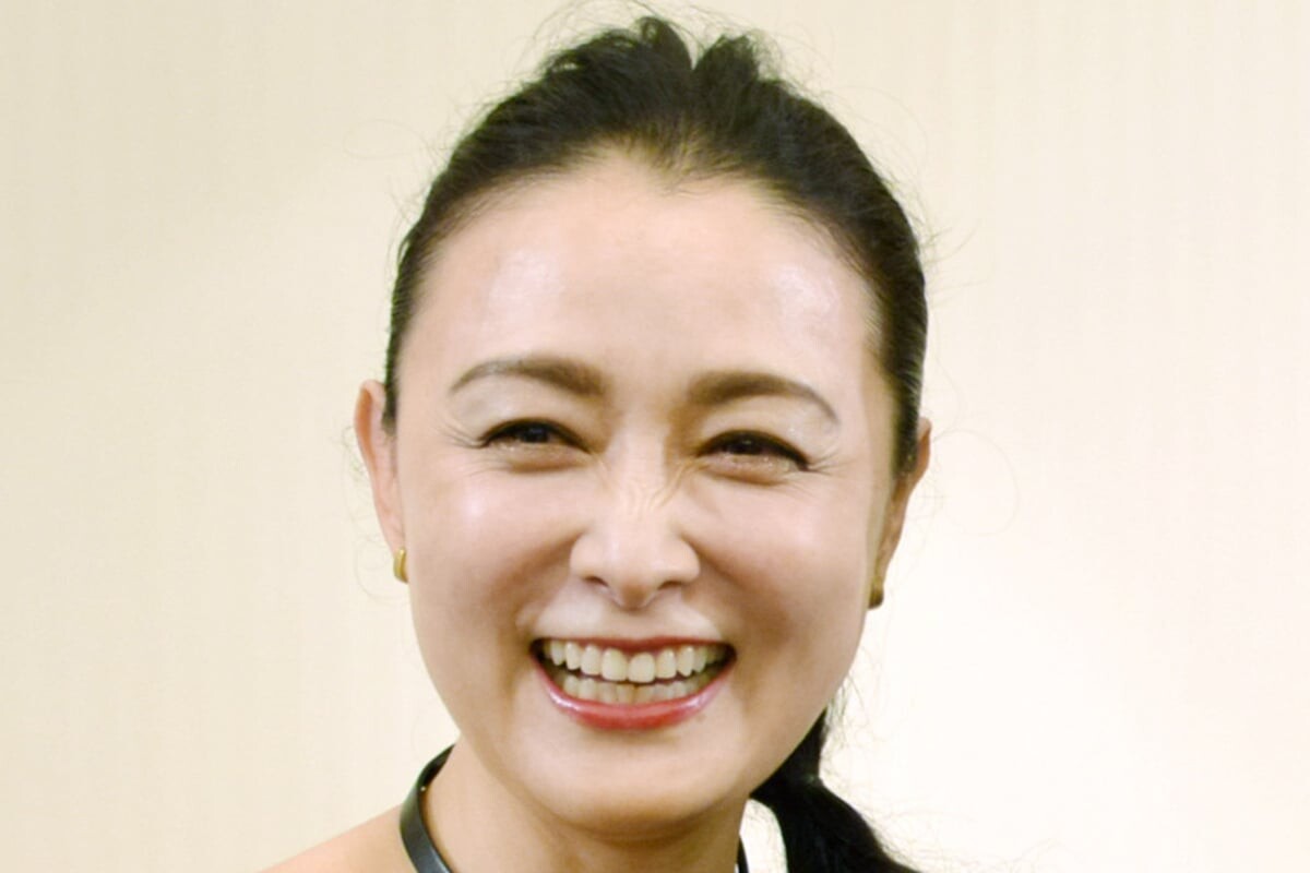 「国生さゆり」が「イカツい“バイク”」との“2ショット”公開し話題に！ 美脚×真っ赤な「カワサキ」の組み合わせに「渋い」「美しすぎる」声も!? 迫力の「大型二輪」に反響も