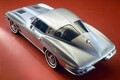 これぞアメリカの魂「シボレー・コルベット・スティングレイ（C2）」懐かしのアメリカンマッスルカー！──【世界の名車・珍車図鑑】Vol.17