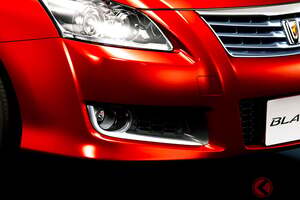 新車277万円！ トヨタ「小さな高級車」に反響殺到！「運転が本当に楽しい！」の声も！ 全長4.2mに“豪華内装”＆超パワフル「3500ccエンジン」搭載！ めちゃ斬新な「プレミアム・ハッチバック」ブレイドが凄い！