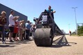 まるで鉄橋!!　ギネス世界記録の「最も長い自転車」は何メートル？　想像を余裕で超える異様な姿がスゴイ