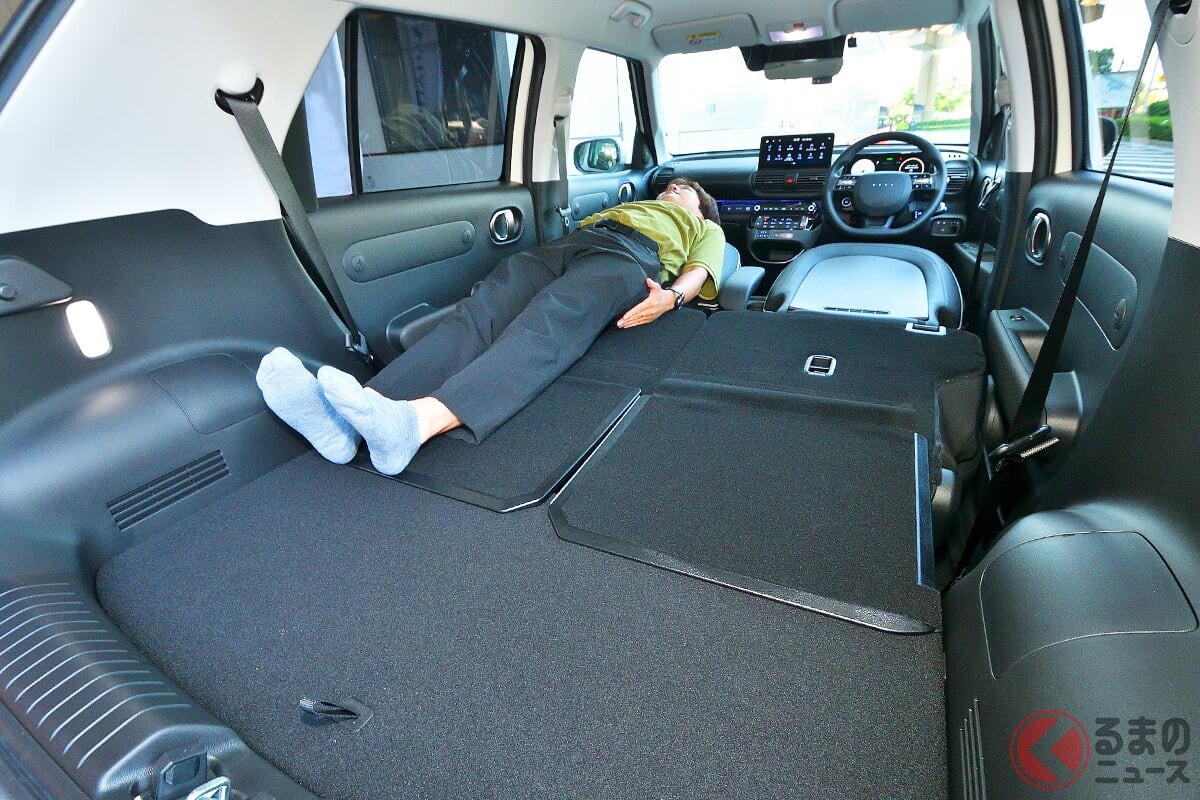 新「コンパクトSUV」がスゴイ！ 全長3.8m“ちいさいボディ”×大人2人寝れる「めちゃ広ッ車内」が魅力！ 今なら「50万円以上オトク」に買える！ 専用外装＆“お洒落内装”のヒョンデ「インスタークロス」とは？