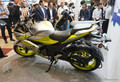スズキが日本初公開、エタノール燃料“でも”走れる『ジクサー』、技術のキモとメリットとは
