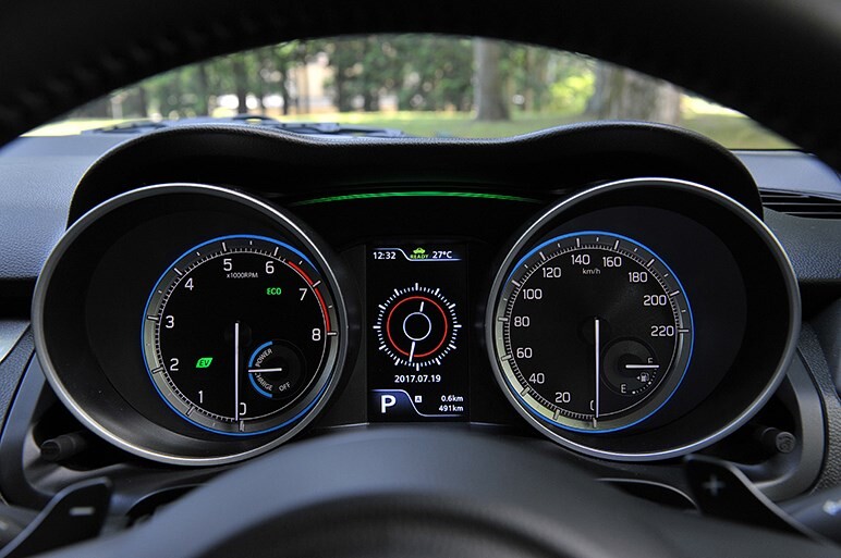 AGSの弱点が補われたスイフト ハイブリッドはスムーズで上質な加速感を得た