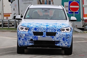BMW iX3　電動SUVプロトタイプ目撃　偽装は少なめ