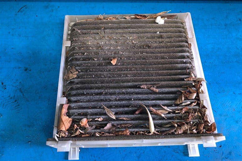 【車内がクサイ！】それ、エアコンが原因かも…クルマのニオイが気になったら「フィルター交換」のススメ