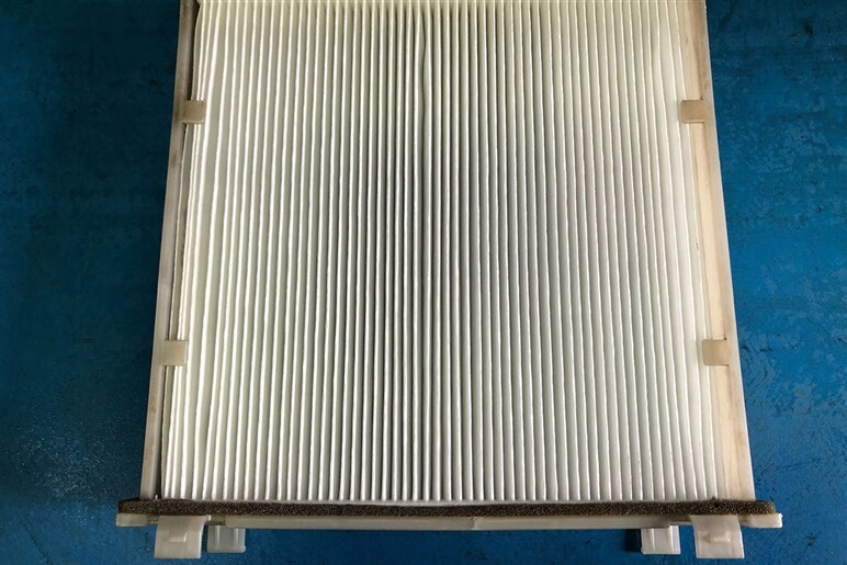 【車内がクサイ！】それ、エアコンが原因かも…クルマのニオイが気になったら「フィルター交換」のススメ