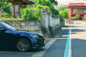 「道路にはみ出たって……ちょっとじゃん」　街で見かける車庫に入りきっていないクルマ「違反です」！