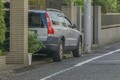 「道路にはみ出たって……ちょっとじゃん」　街で見かける車庫に入りきっていないクルマ「違反です」！