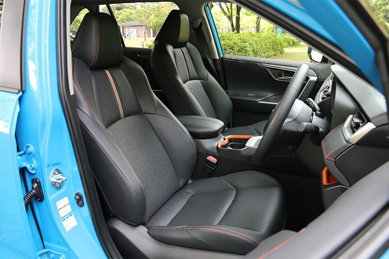 RAV4はどんな感じの内装なの？おすすめアクセサリーや評価も解説【購入ガイド】