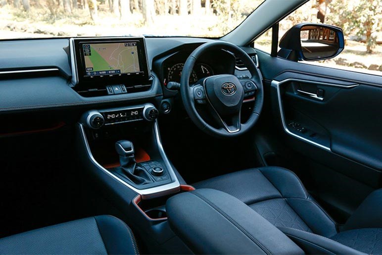 RAV4はどんな感じの内装なの？おすすめアクセサリーや評価も解説【購入ガイド】