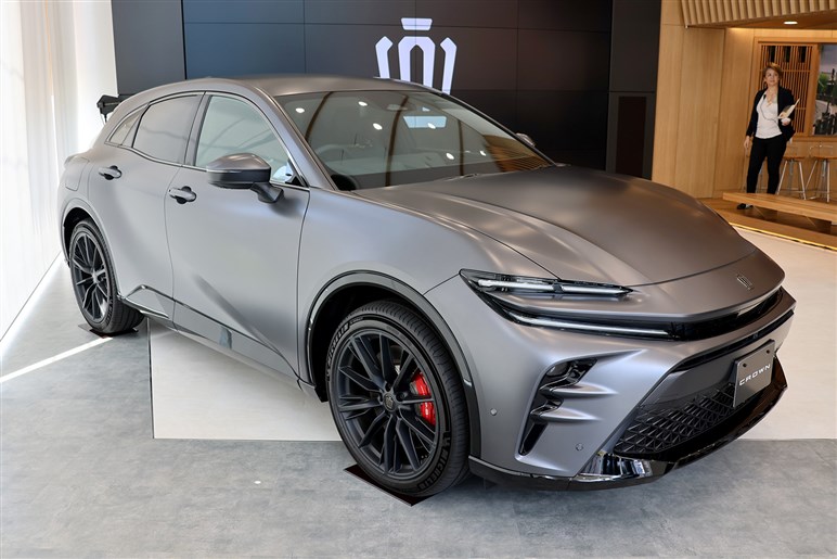 55万円差はアリ？ナシ？　専門店でしか買えない「クラウン スポーツ RS “ザ リミテッド マットメタル”」発売