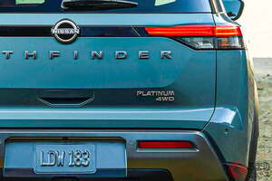 4年ぶり顔面刷新！ 日産“新型”「“3列”SUV」初公開！ “テラノ後継機”な「V6」×「9速AT」搭載モデル！ バルティック・ティール新設定の「パスファインダー」米国に登場