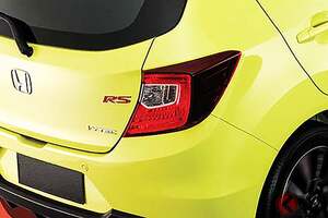 約154万円のホンダ「“最小・最安級”コンパクトカー」展示に大反響！ 「サイズ感がイイ」「走りが楽しそう」の声も！ 全長3.8m級で「RS」や「5速MT」もアリ！ 尼国で大人気の国民車「ブリオ」が話題に