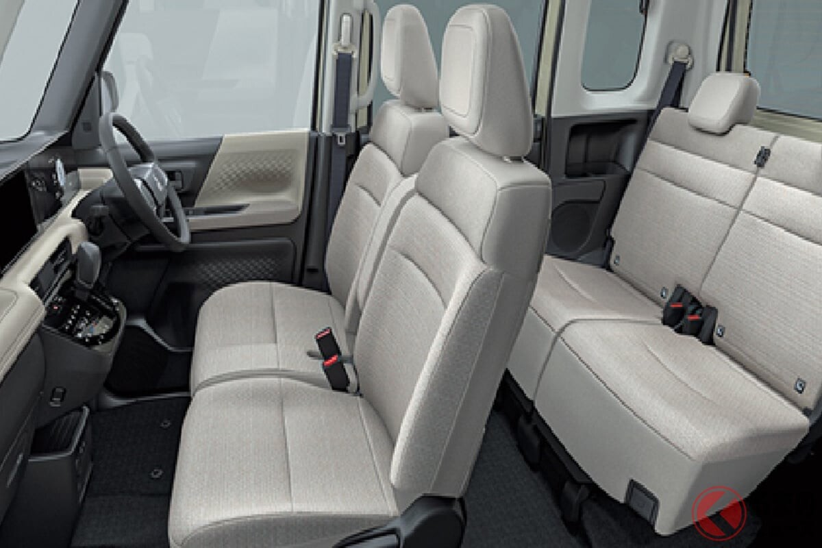 三菱の新型「軽ワゴン」発表！ “パワースライドドア”＆シートヒーター標準装備の「4WD仕様」！ 「軽自動車“初”の機能」も搭載して装備充実！ 「eKスペース」最上級モデルとは？