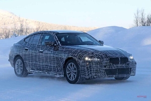 BMW i4　寒冷地テスト目撃　グランクーペと共通点多く　敵はテスラ・モデル3