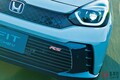 ホンダ「“新”フィット」発表！ 全長4m“手頃サイズ”に走りの「スポーツサス」×上質「グレー内装」採用！ 斬新「大口顔」＆精悍“黒アクセント”がカッコイイ「RS」どんなモデル？