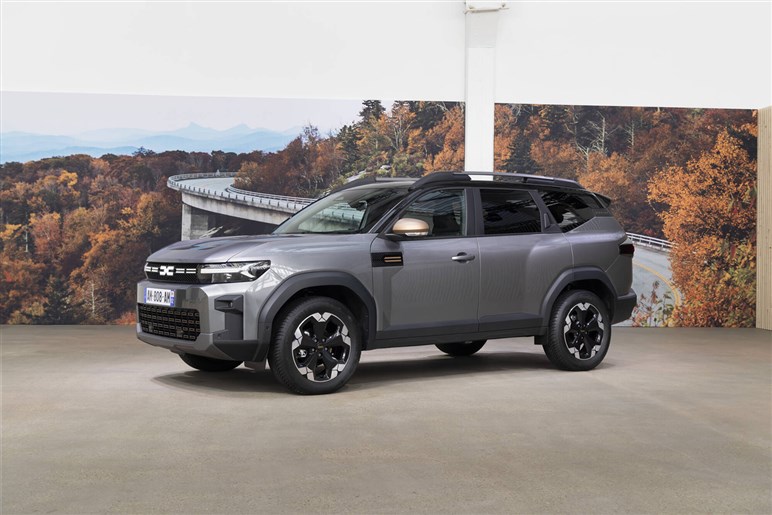 【キャプチャーの兄貴分】ルノー新型SUV「ボレアル」初撮影。未来的デザインで日本での予想価格は380万円～