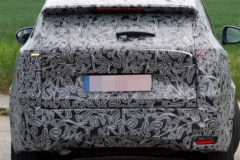 【キャプチャーの兄貴分】ルノー新型SUV「ボレアル」初撮影。未来的デザインで日本での予想価格は380万円～