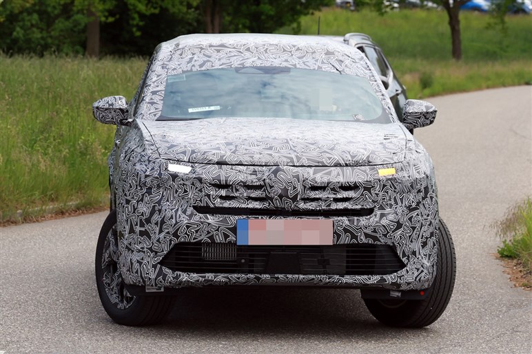 【キャプチャーの兄貴分】ルノー新型SUV「ボレアル」初撮影。未来的デザインで日本での予想価格は380万円～
