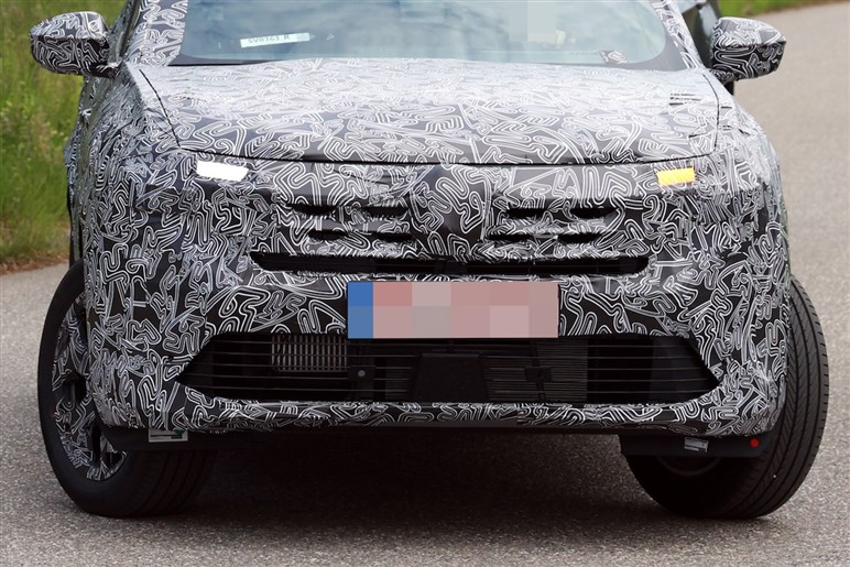 【キャプチャーの兄貴分】ルノー新型SUV「ボレアル」初撮影。未来的デザインで日本での予想価格は380万円～