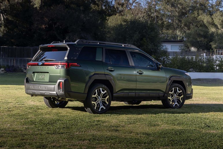 スバルが“ゴツ系SUV”の頂点モデルを発表。ランクル300やトライトンも二度見するマッチョボディが話題に