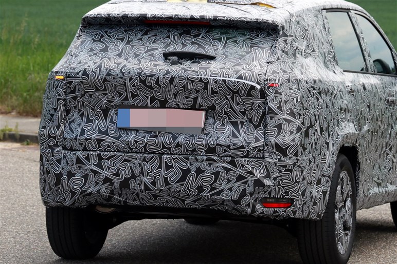 【キャプチャーの兄貴分】ルノー新型SUV「ボレアル」初撮影。未来的デザインで日本での予想価格は380万円～