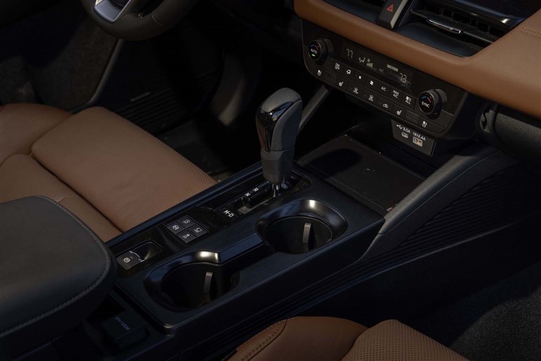 スバルが“ゴツ系SUV”の頂点モデルを発表。ランクル300やトライトンも二度見するマッチョボディが話題に