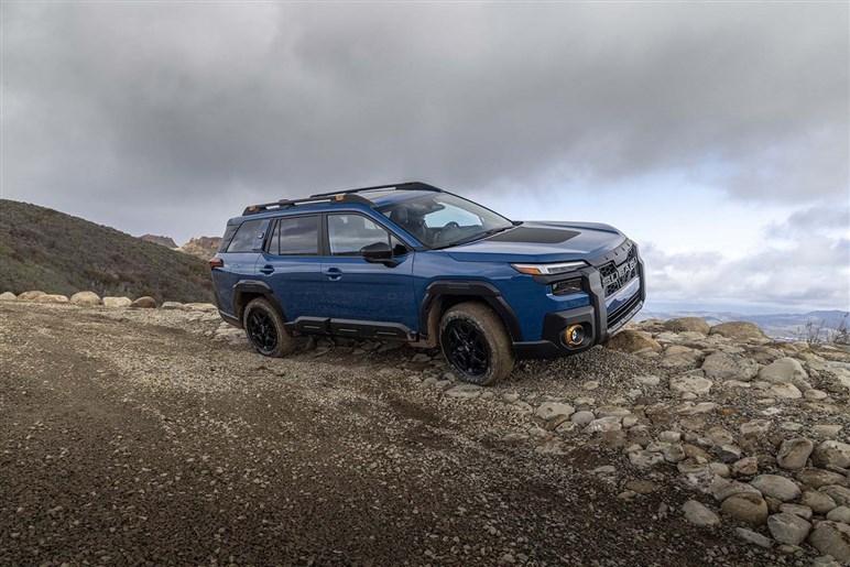 スバルが“ゴツ系SUV”の頂点モデルを発表。ランクル300やトライトンも二度見するマッチョボディが話題に