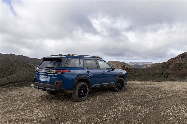 スバルが“ゴツ系SUV”の頂点モデルを発表。ランクル300やトライトンも二度見するマッチョボディが話題に