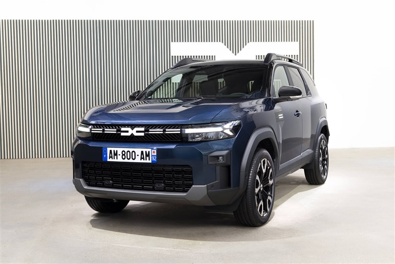 【キャプチャーの兄貴分】ルノー新型SUV「ボレアル」初撮影。未来的デザインで日本での予想価格は380万円～