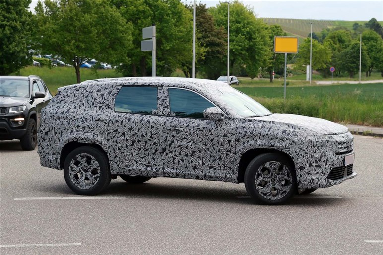 【キャプチャーの兄貴分】ルノー新型SUV「ボレアル」初撮影。未来的デザインで日本での予想価格は380万円～