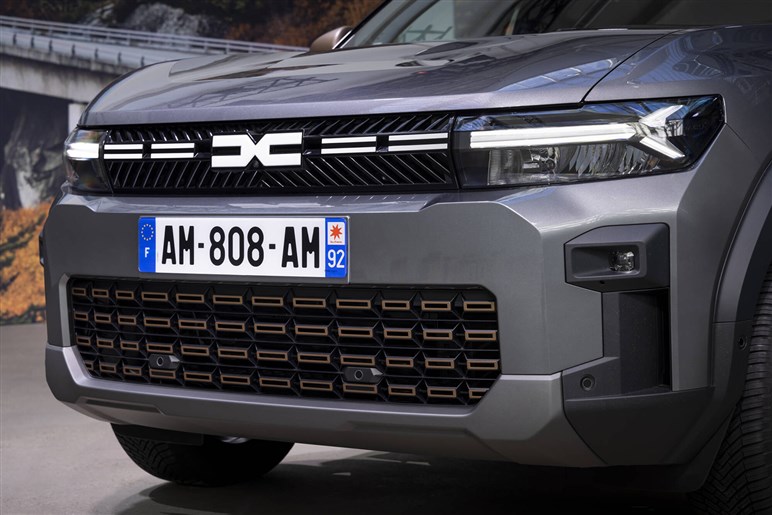 【キャプチャーの兄貴分】ルノー新型SUV「ボレアル」初撮影。未来的デザインで日本での予想価格は380万円～