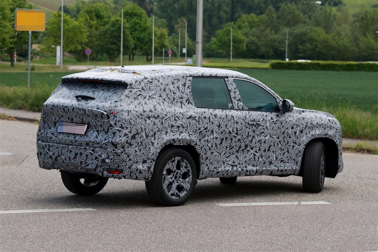 【キャプチャーの兄貴分】ルノー新型SUV「ボレアル」初撮影。未来的デザインで日本での予想価格は380万円～