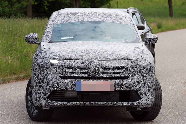 【キャプチャーの兄貴分】ルノー新型SUV「ボレアル」初撮影。未来的デザインで日本での予想価格は380万円～