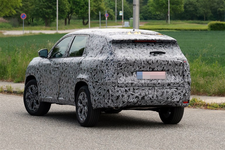 【キャプチャーの兄貴分】ルノー新型SUV「ボレアル」初撮影。未来的デザインで日本での予想価格は380万円～