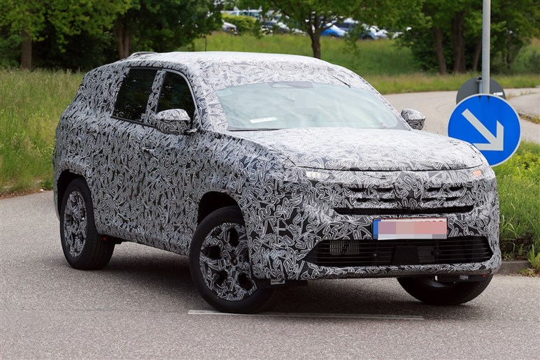 【キャプチャーの兄貴分】ルノー新型SUV「ボレアル」初撮影。未来的デザインで日本での予想価格は380万円～