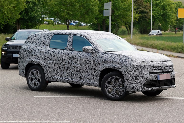 【キャプチャーの兄貴分】ルノー新型SUV「ボレアル」初撮影。未来的デザインで日本での予想価格は380万円～